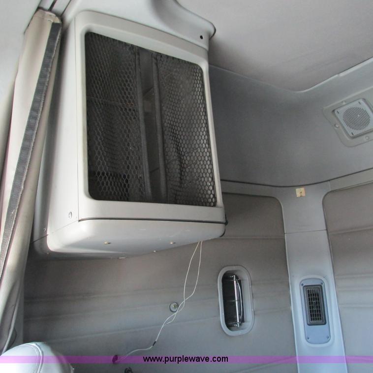 image for item L5328 2005 Freightliner Columbia semi truck