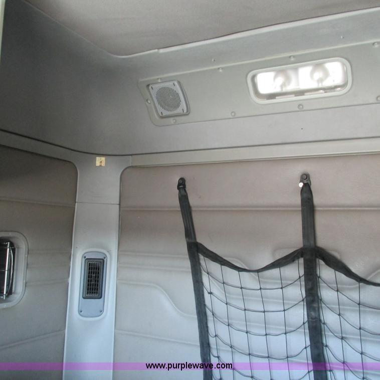 image for item L5328 2005 Freightliner Columbia semi truck