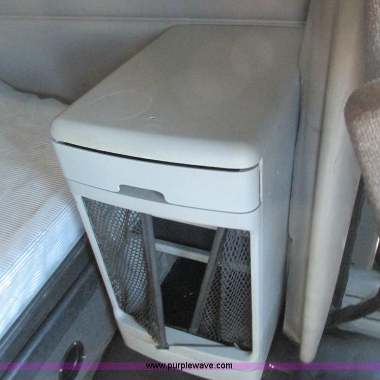 image for item L5328 2005 Freightliner Columbia semi truck