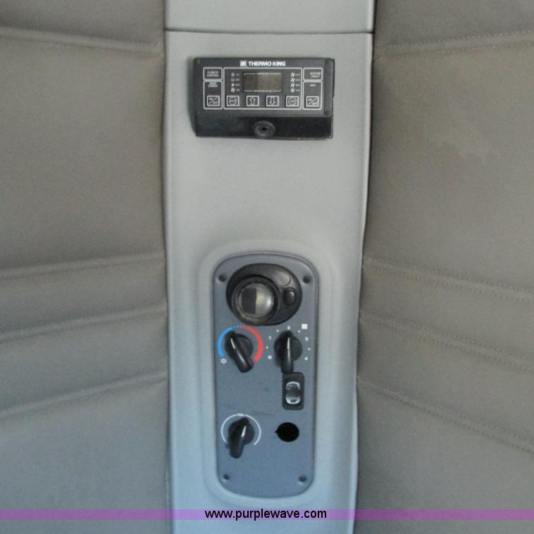 image for item L5328 2005 Freightliner Columbia semi truck