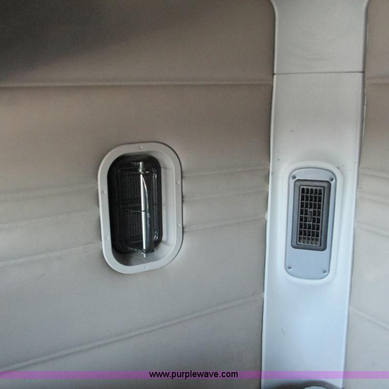 image for item L5328 2005 Freightliner Columbia semi truck