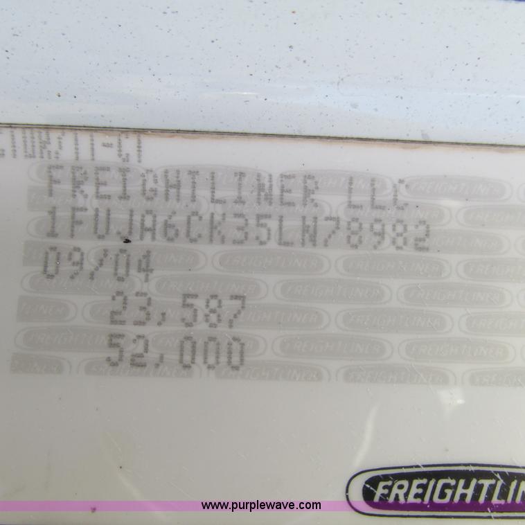image for item L5328 2005 Freightliner Columbia semi truck