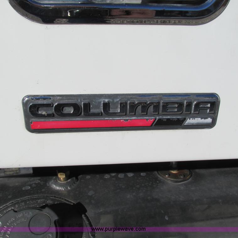 image for item L5328 2005 Freightliner Columbia semi truck