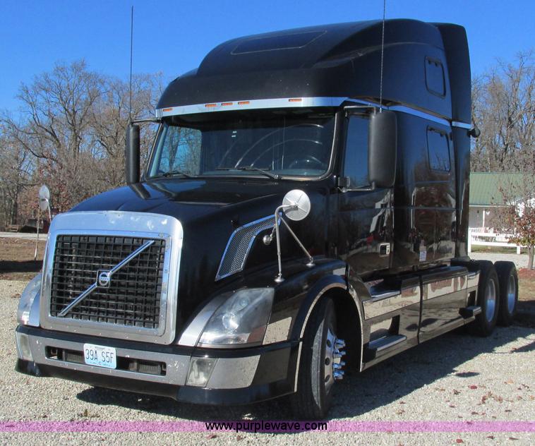 image for item L5331 2004 Volvo VNL semi truck