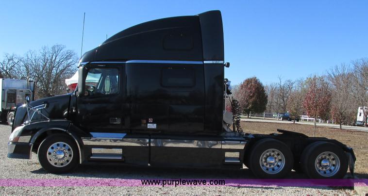 image for item L5331 2004 Volvo VNL semi truck