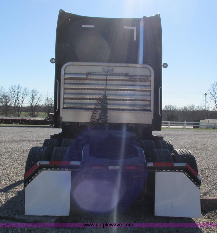 image for item L5331 2004 Volvo VNL semi truck