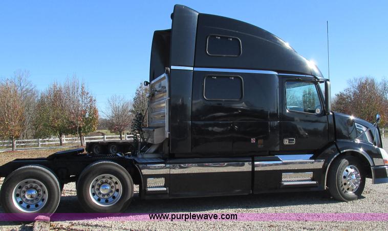 image for item L5331 2004 Volvo VNL semi truck