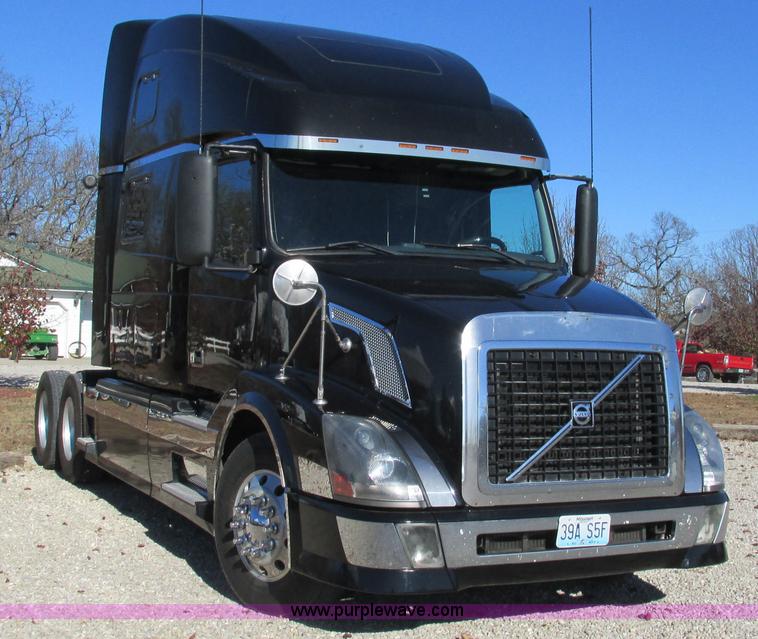 image for item L5331 2004 Volvo VNL semi truck