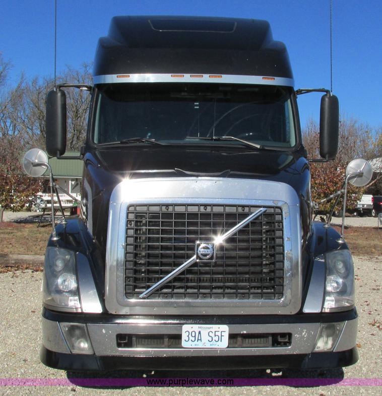 image for item L5331 2004 Volvo VNL semi truck