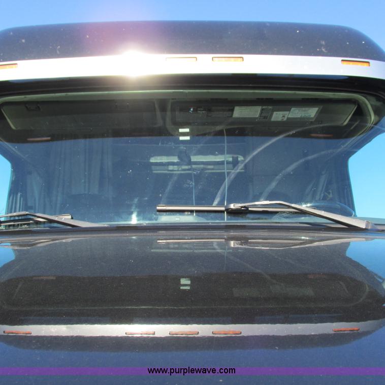 image for item L5331 2004 Volvo VNL semi truck