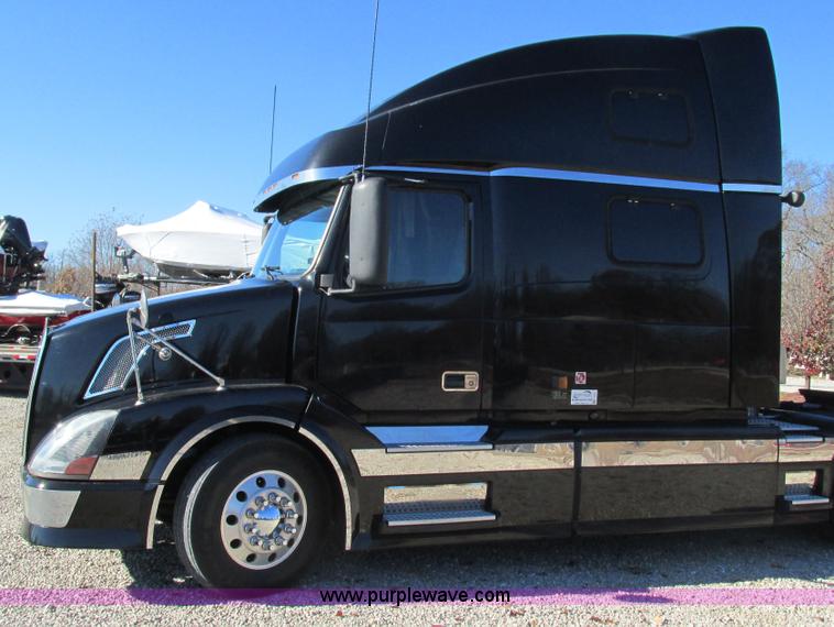 image for item L5331 2004 Volvo VNL semi truck