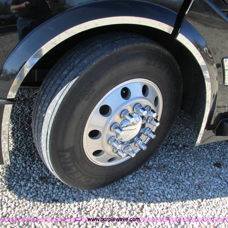 image for item L5331 2004 Volvo VNL semi truck