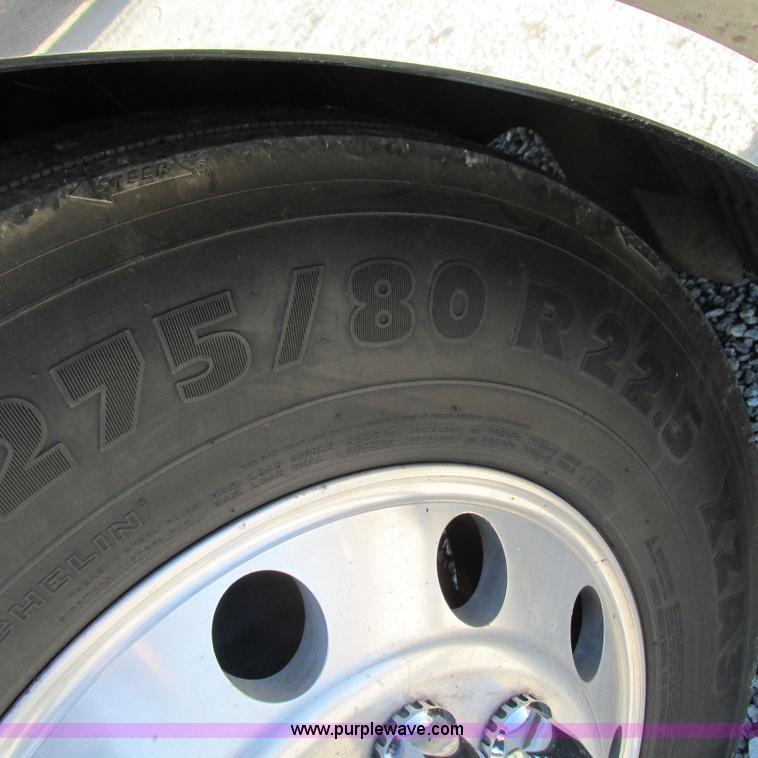 image for item L5331 2004 Volvo VNL semi truck