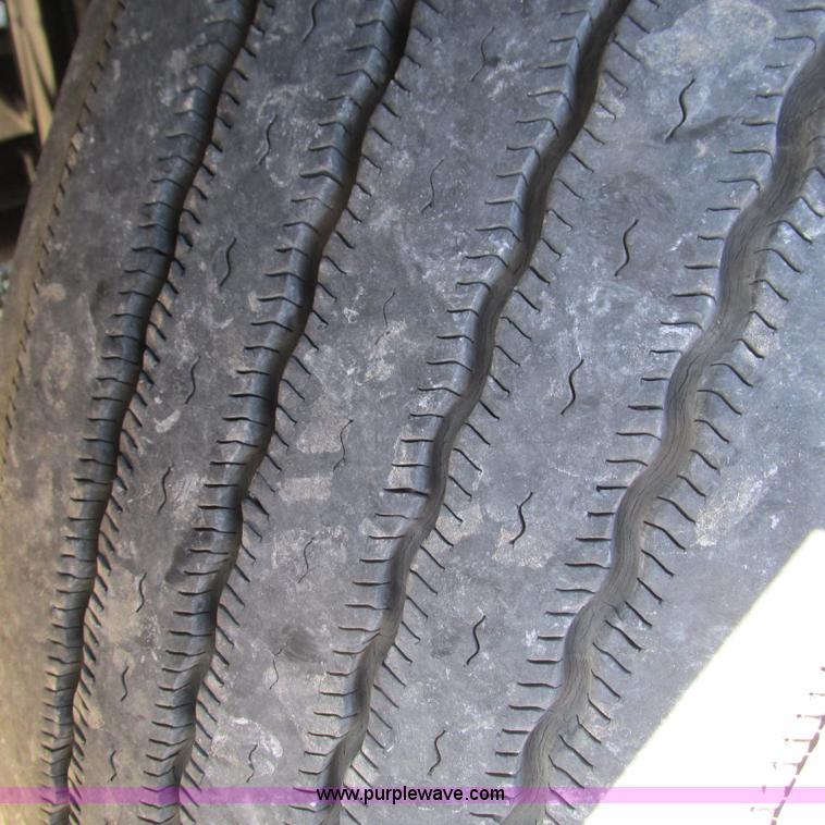 image for item L5331 2004 Volvo VNL semi truck