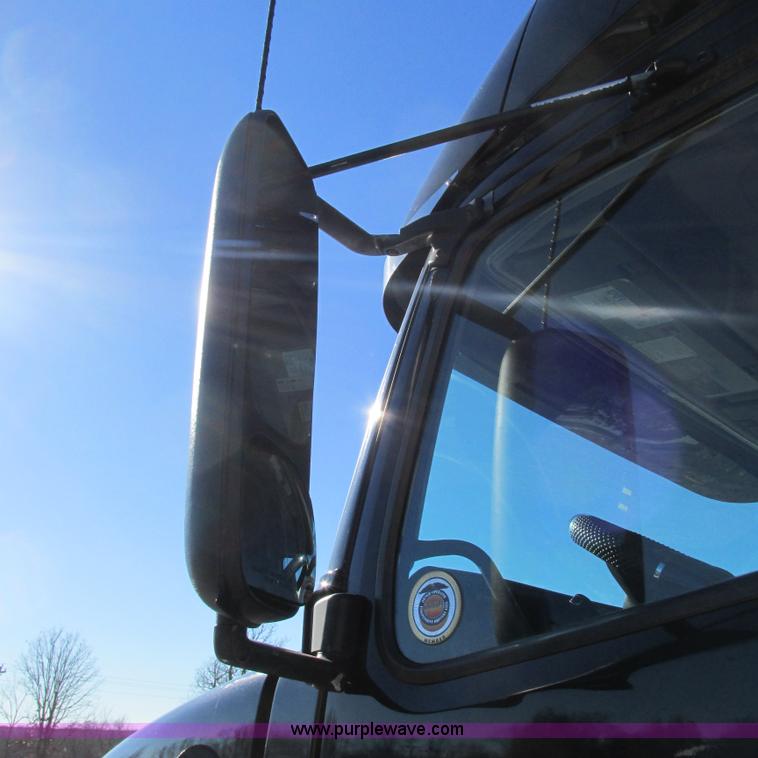 image for item L5331 2004 Volvo VNL semi truck