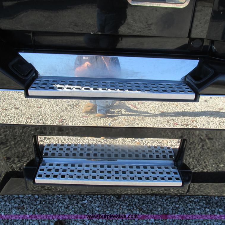 image for item L5331 2004 Volvo VNL semi truck