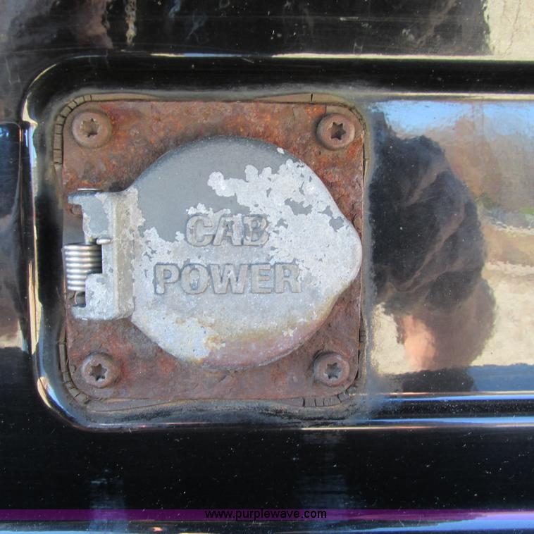 image for item L5331 2004 Volvo VNL semi truck