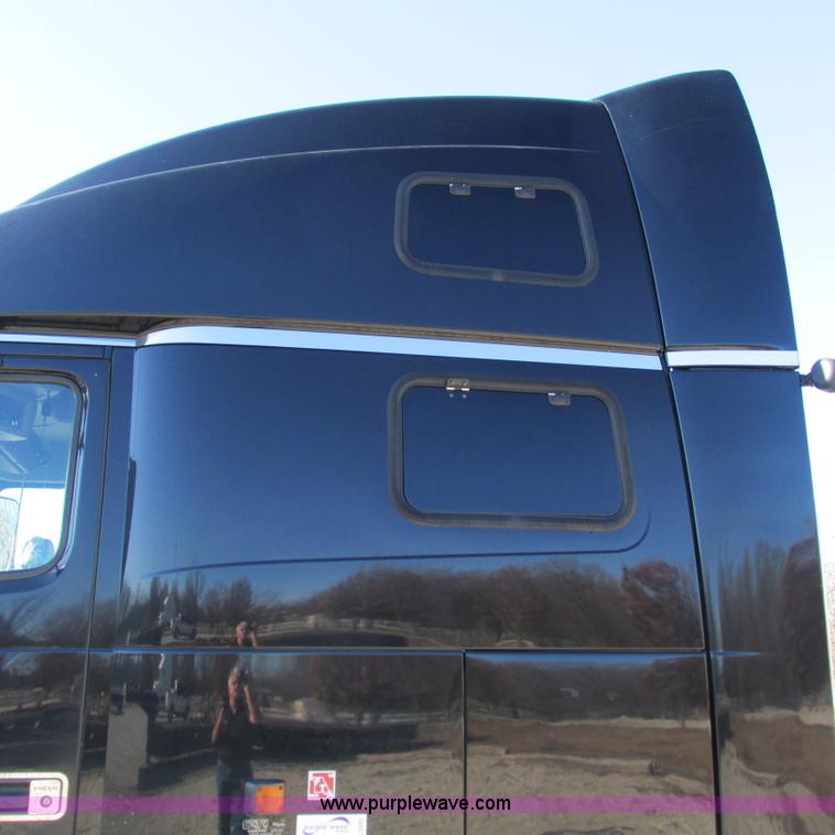 image for item L5331 2004 Volvo VNL semi truck