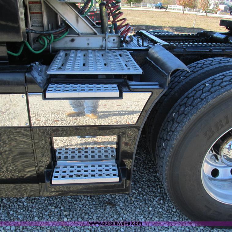 image for item L5331 2004 Volvo VNL semi truck