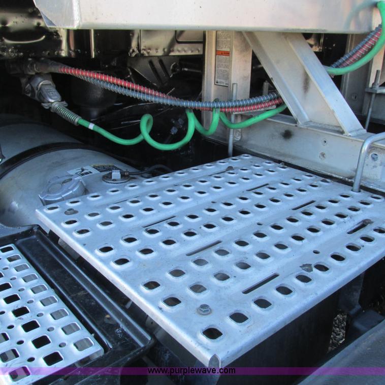 image for item L5331 2004 Volvo VNL semi truck