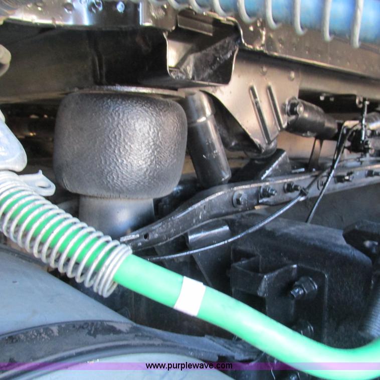 image for item L5331 2004 Volvo VNL semi truck