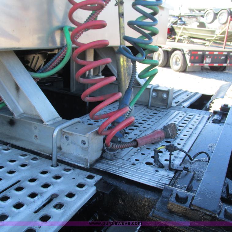 image for item L5331 2004 Volvo VNL semi truck