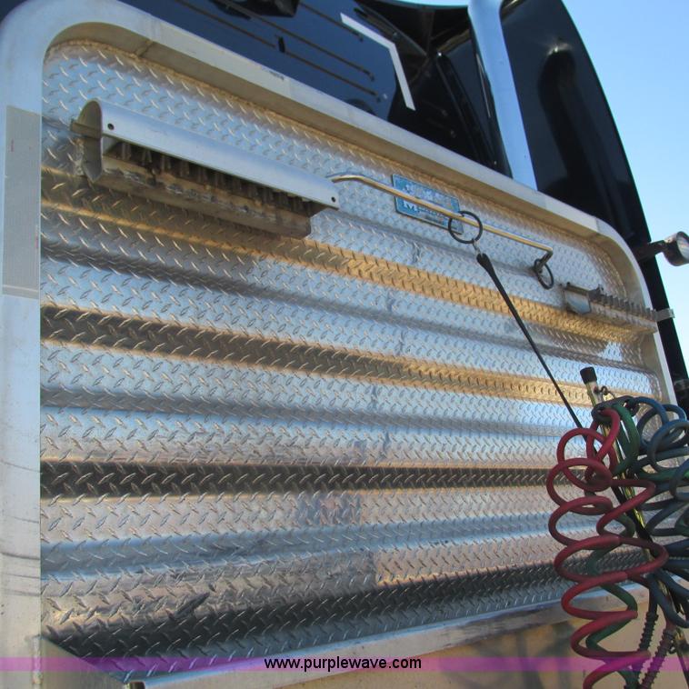 image for item L5331 2004 Volvo VNL semi truck