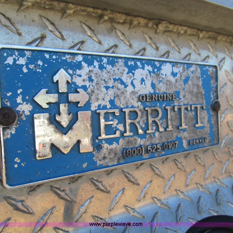 image for item L5331 2004 Volvo VNL semi truck