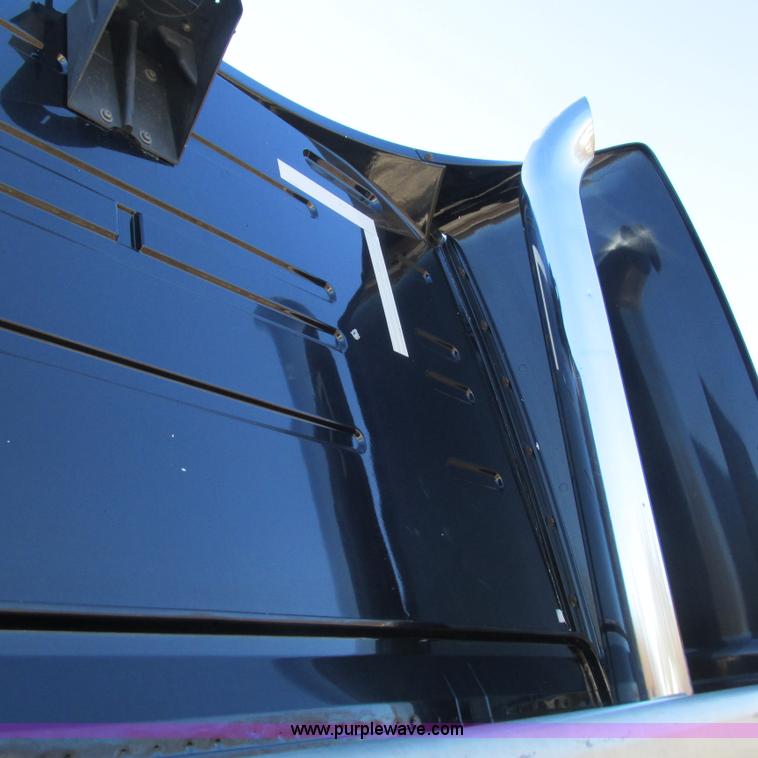 image for item L5331 2004 Volvo VNL semi truck