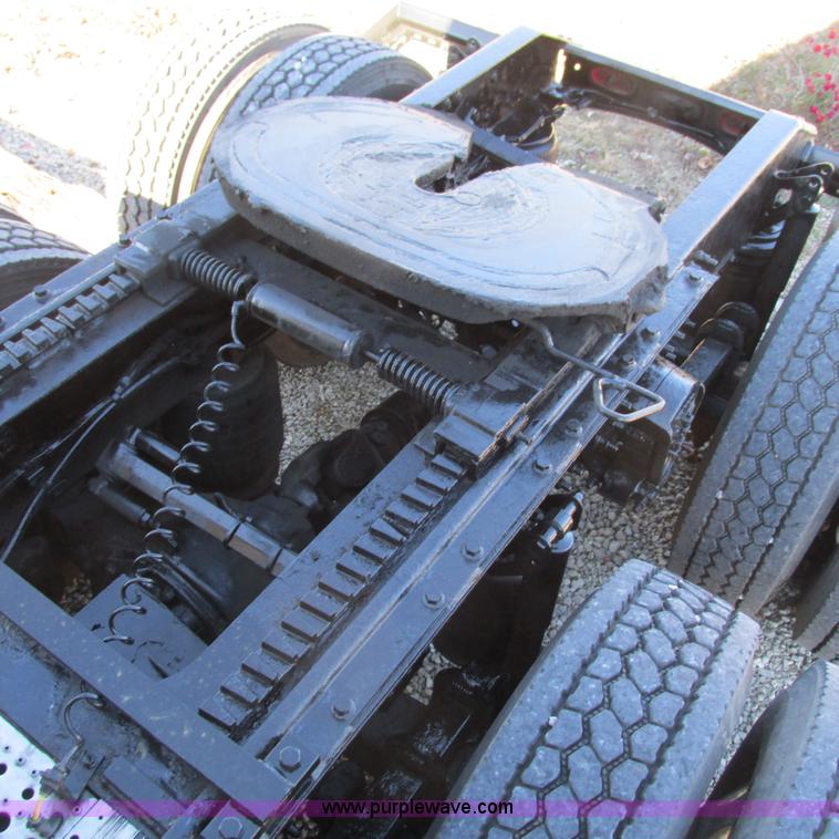 image for item L5331 2004 Volvo VNL semi truck