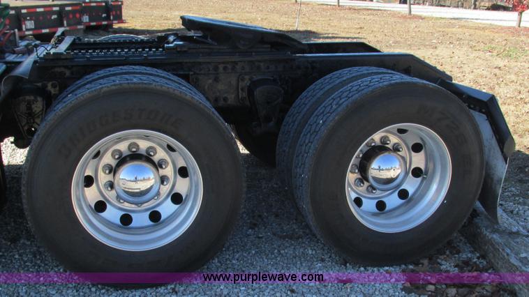 image for item L5331 2004 Volvo VNL semi truck