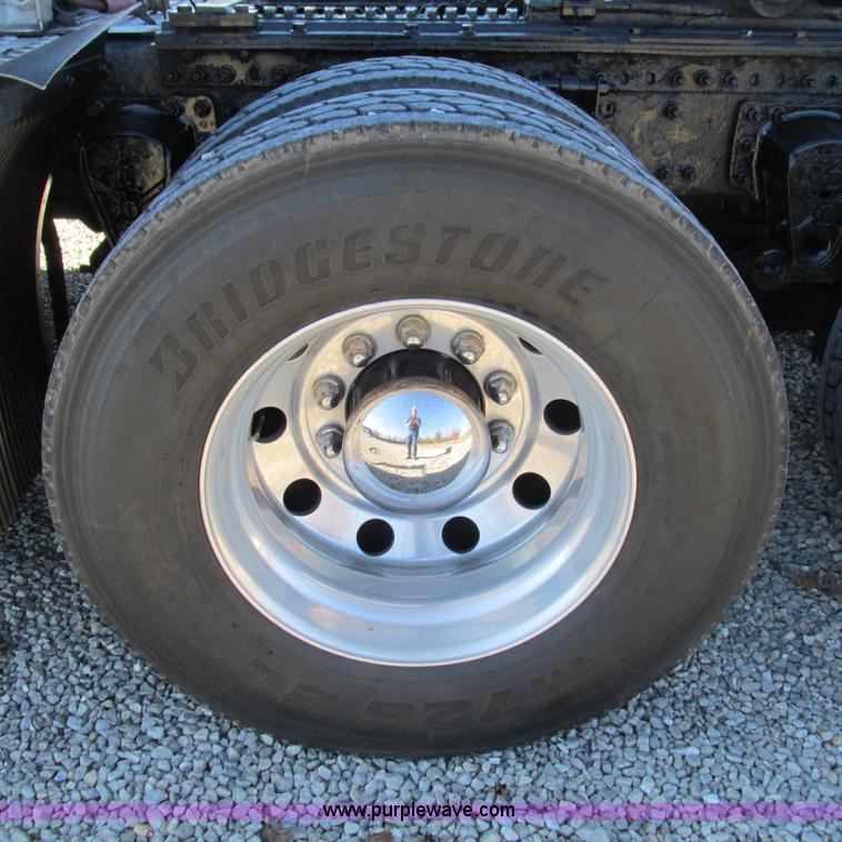 image for item L5331 2004 Volvo VNL semi truck