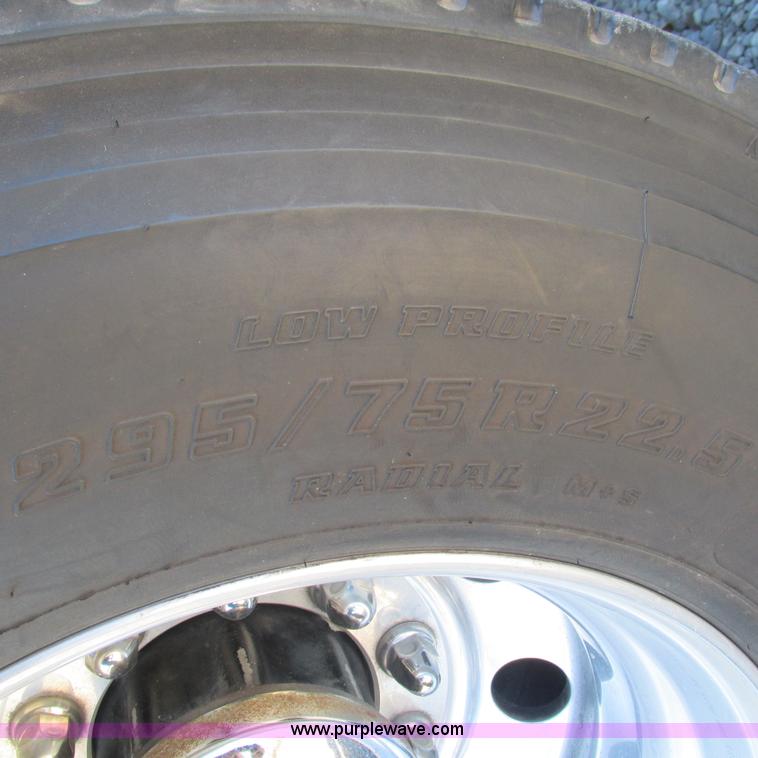 image for item L5331 2004 Volvo VNL semi truck