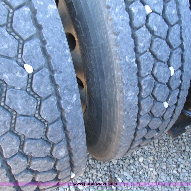 image for item L5331 2004 Volvo VNL semi truck