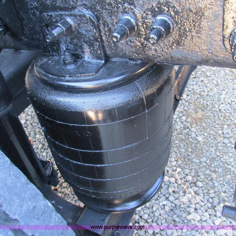 image for item L5331 2004 Volvo VNL semi truck