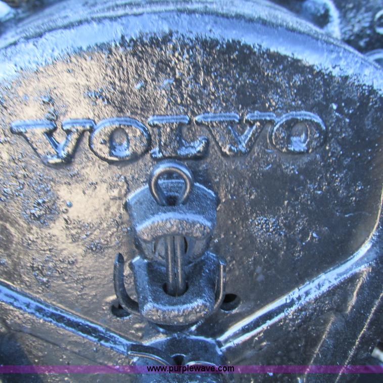 image for item L5331 2004 Volvo VNL semi truck