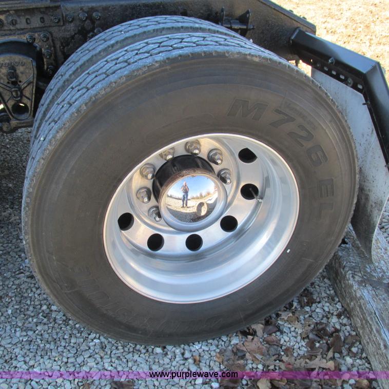 image for item L5331 2004 Volvo VNL semi truck