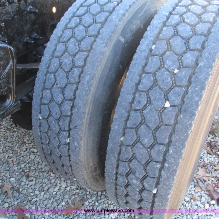 image for item L5331 2004 Volvo VNL semi truck