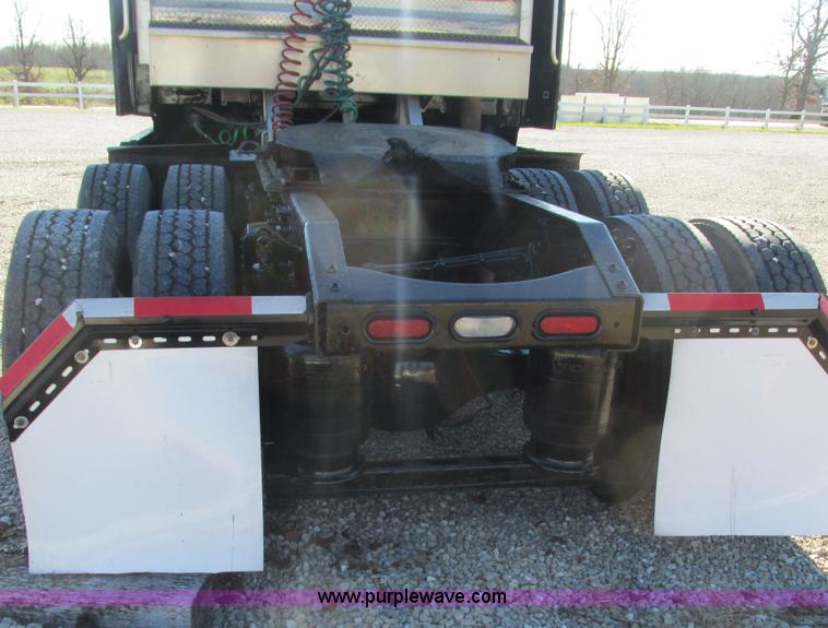 image for item L5331 2004 Volvo VNL semi truck