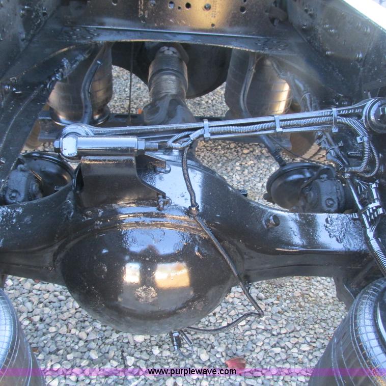 image for item L5331 2004 Volvo VNL semi truck