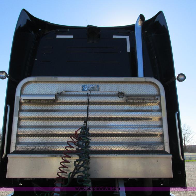 image for item L5331 2004 Volvo VNL semi truck