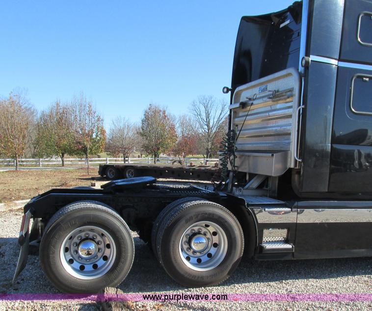 image for item L5331 2004 Volvo VNL semi truck