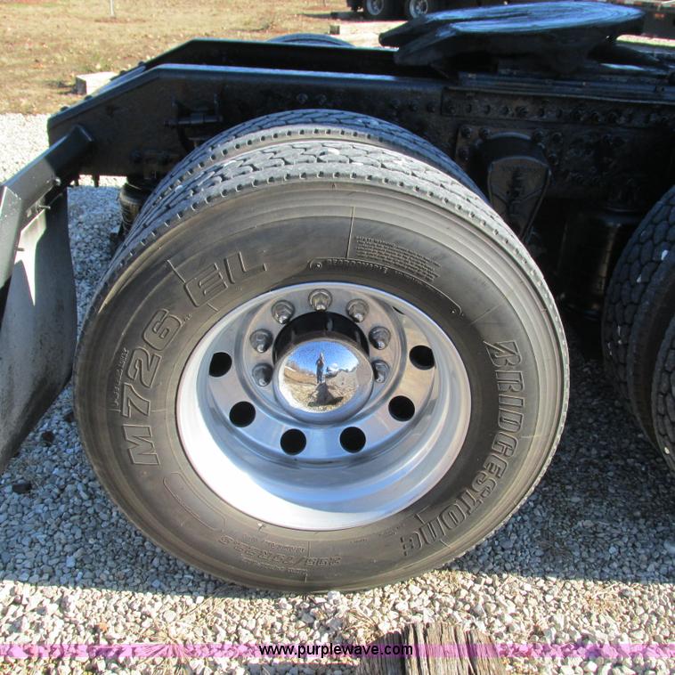 image for item L5331 2004 Volvo VNL semi truck