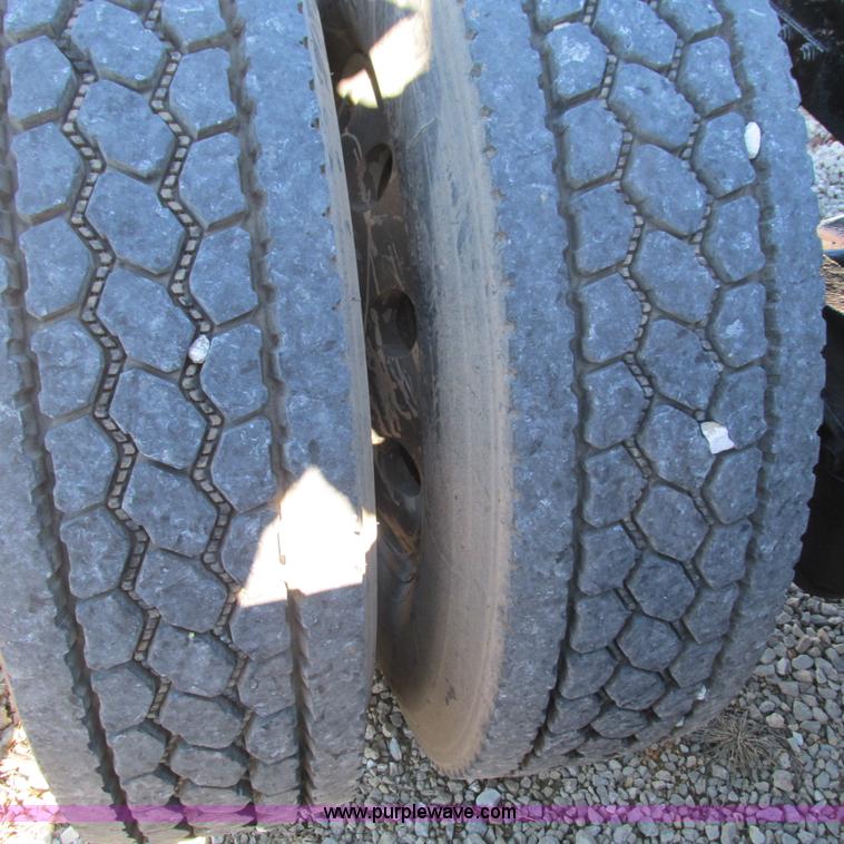 image for item L5331 2004 Volvo VNL semi truck