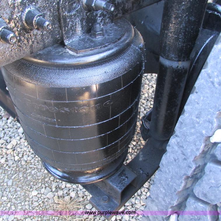 image for item L5331 2004 Volvo VNL semi truck