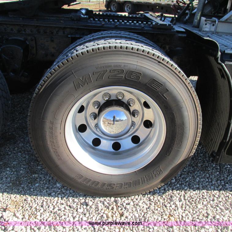 image for item L5331 2004 Volvo VNL semi truck