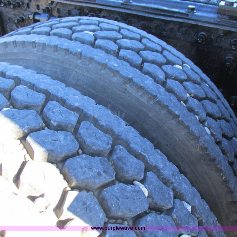 image for item L5331 2004 Volvo VNL semi truck