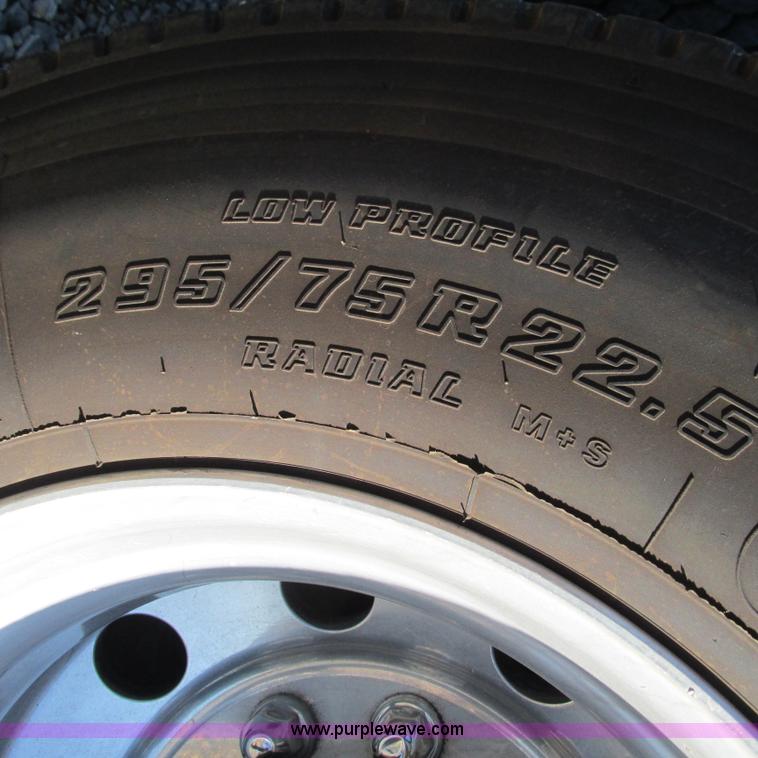 image for item L5331 2004 Volvo VNL semi truck