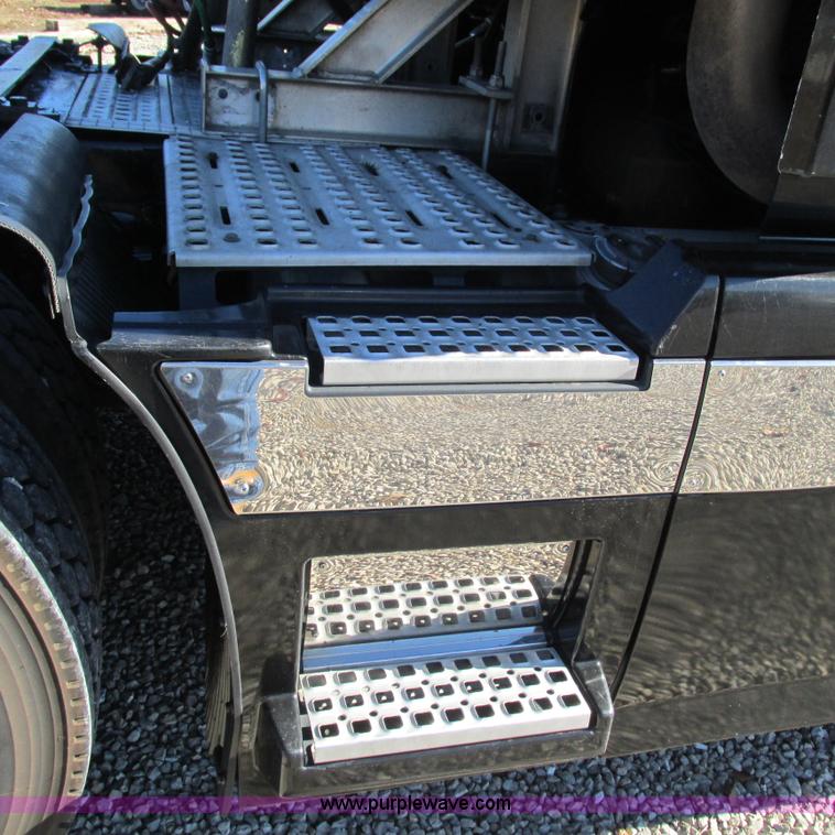 image for item L5331 2004 Volvo VNL semi truck