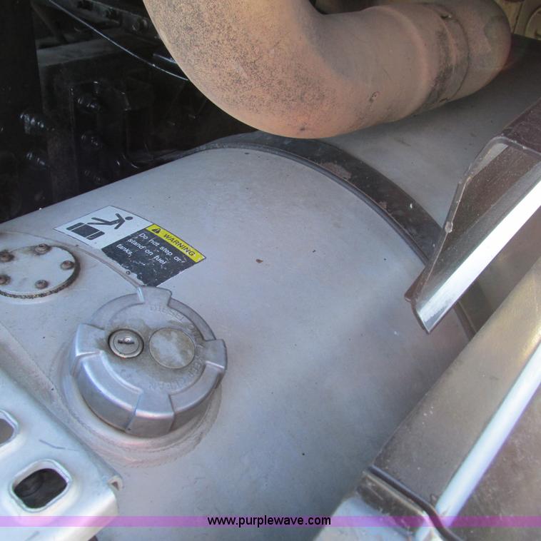 image for item L5331 2004 Volvo VNL semi truck